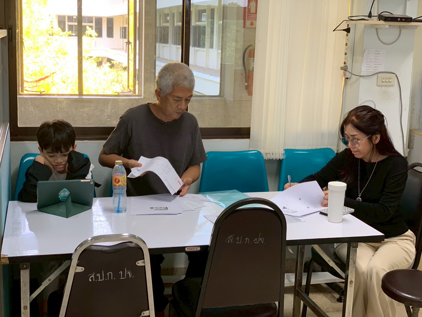 title - วันที่ 26 มีนาคม 2569 นายวิทูล ประดิษฐบุญ ปฏิรูปที่ดินจังหวัดปราจีนบุรี  พร้อมด้วย นายภูมินทร์ โพธิ์ชูชัชวาล ผู้จัดการธนาคารเพื่อการเกษตรและสหกรณ์การเกษตร(ธ.ก.ส.) สาขาวังท่าช้าง  ได้มาตรวจเยี่ยมช่วยอำนวยความสะดวกแก่เกษตรกรที่เข้ามาใช้บริการ ณ สำนักงานการปฏิรูปที่ดินจังหวัดปราจีนบุรี ชั้น 3 ศาลากลางจังหวัดปราจีนบุรี